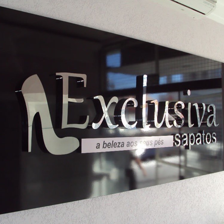 Letra Caixa com Iluminação em loja de sapatos